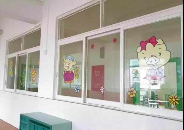 玻璃上的不干膠貼紙?zhí)珶┤耍?i style='color:red'>清除</i>有妙招！